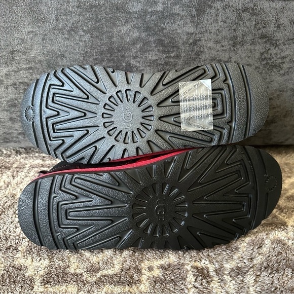 NWOT Ugg Neumel Leather Chukka Boots Black Red Mens 11 - Picture 8 of 8